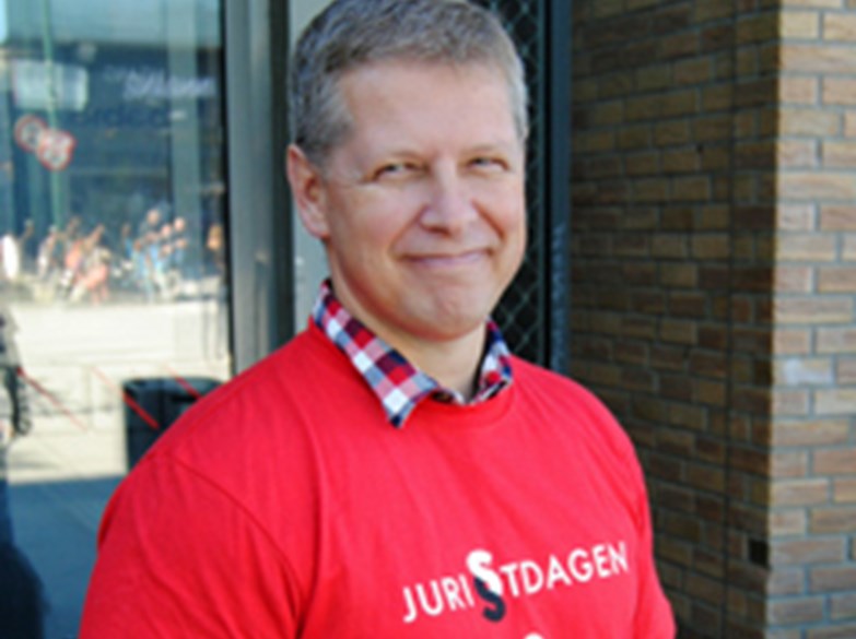 Curt A. Lier med Juristdagen-t-skjorte